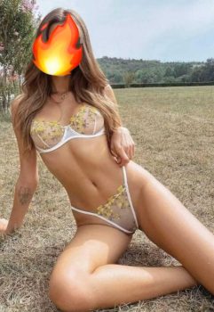 בחורה צעירה בלונדינית מפנקת בעיסוי בקריות