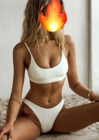 בחורה צעירה בלונדינית מפנקת בעיסוי בקריות
